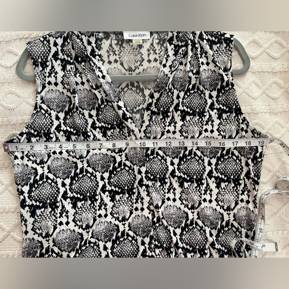 Calvin Klein Black & White Snakeskin Pattern Sleeveless Blouse Women’s Size Med - Picture 14 of 14